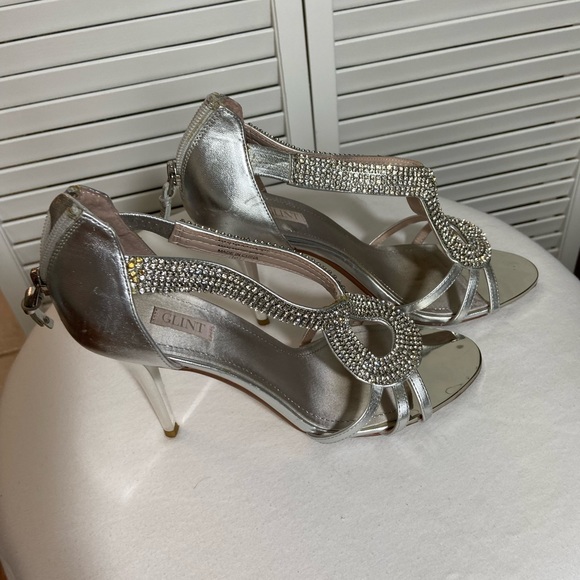 Glint  silver sequin sz 7.5 some slight yellowing near the zipper see pics. - Picture 2 of 7
